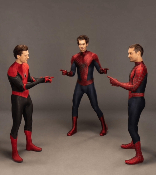 Los 3 Spider-Man de las películas señalando